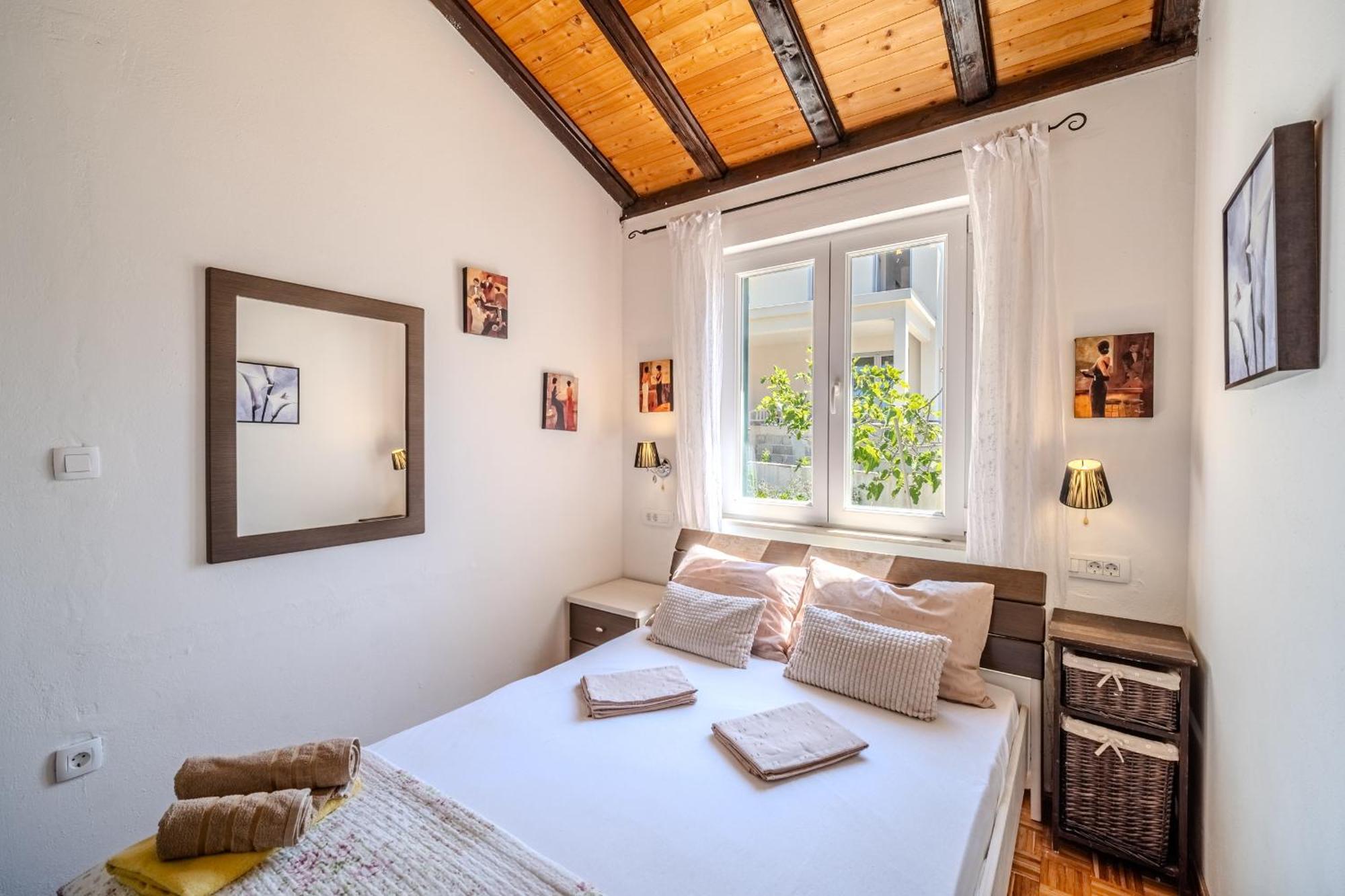 Villa Julia With Heated Pool, Ideal For Large Groups Milna  Ngoại thất bức ảnh